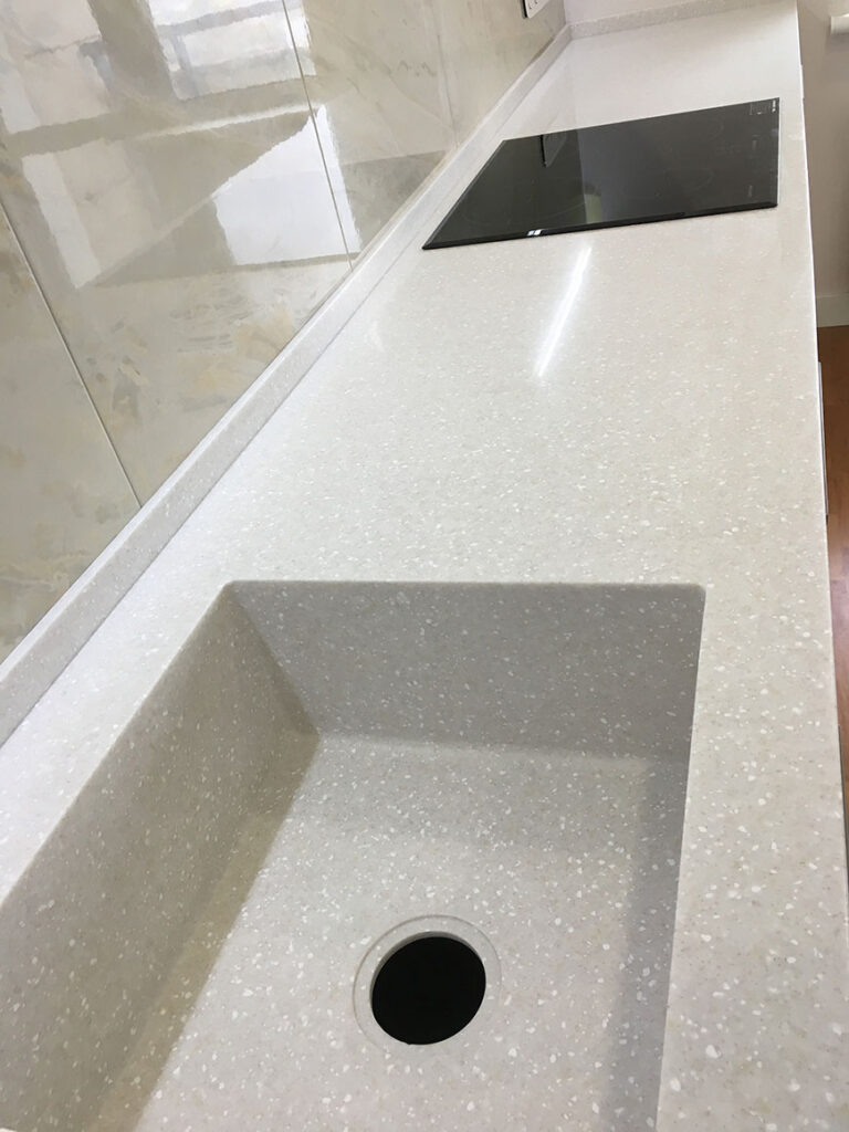 Кухонная столешница с литой мойкой из искусственного камня Tristone F-201 Indian Ocean – фото 4 – Modern Acrylic Stone
