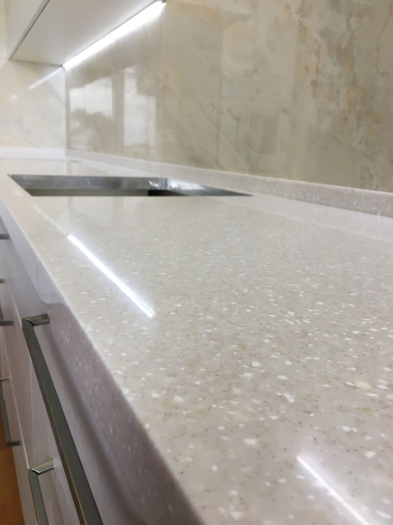 Кухонная столешница с литой мойкой из искусственного камня Tristone F-201 Indian Ocean – фото 7 – Modern Acrylic Stone