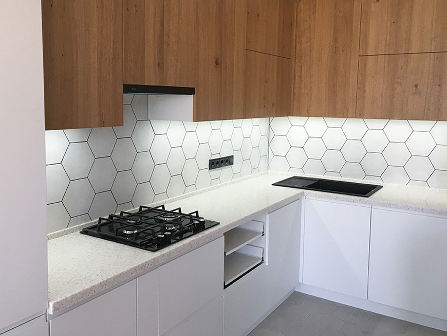 Г-подібна стільниця зі штучного каменю Staron TO310 Quarry Oyster – основне фото – Modern Acrylic Stone