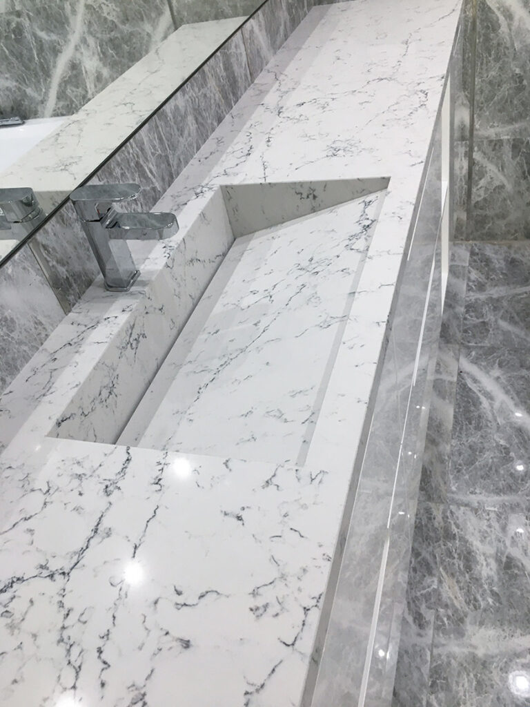 Кварцевая столешница с щелевой мойкой Caesarstone 5143 White Attica – фото 1 – Modern Acrylic Stone