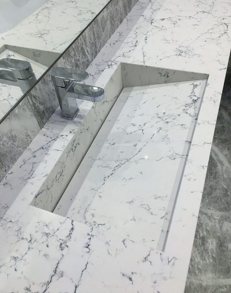 Кварцевая столешница с щелевой мойкой Caesarstone 5143 White Attica – фото 2 – Modern Acrylic Stone