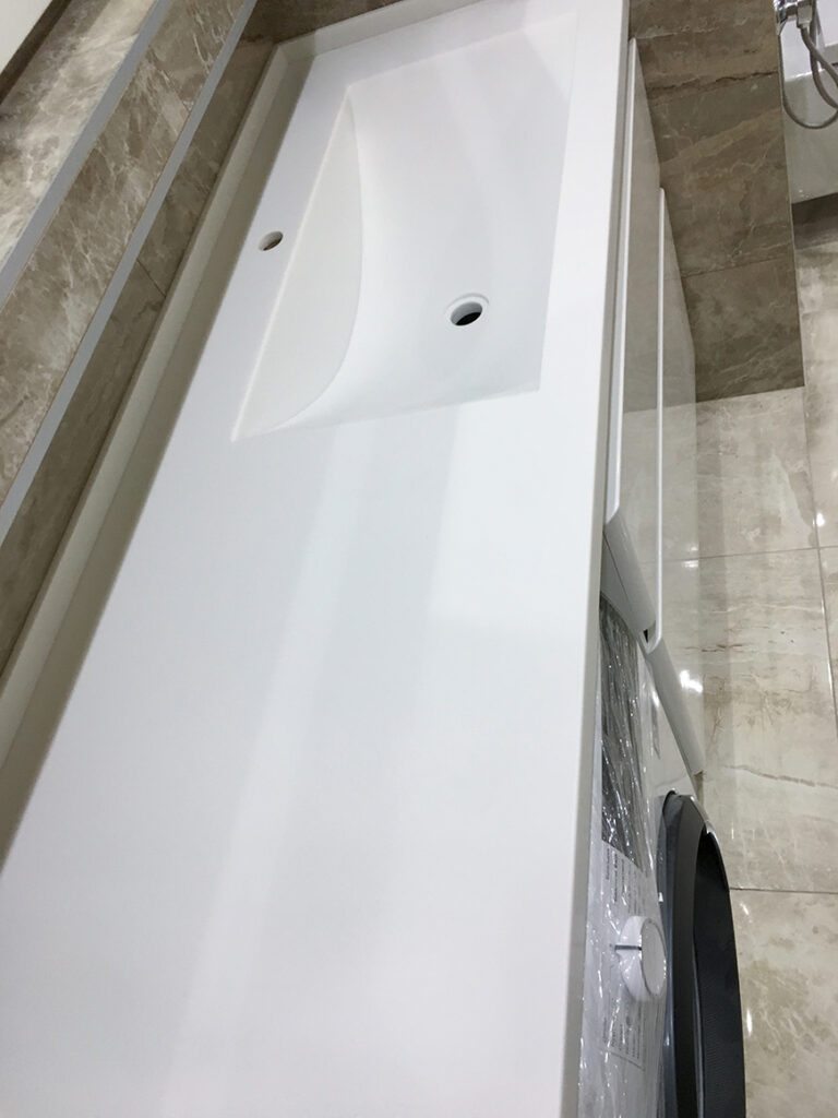 Белая столешница с щелевой мойкой для ванной Staron SI 414 Sanded Icicle – фото 2 – Modern Acrylic Stone