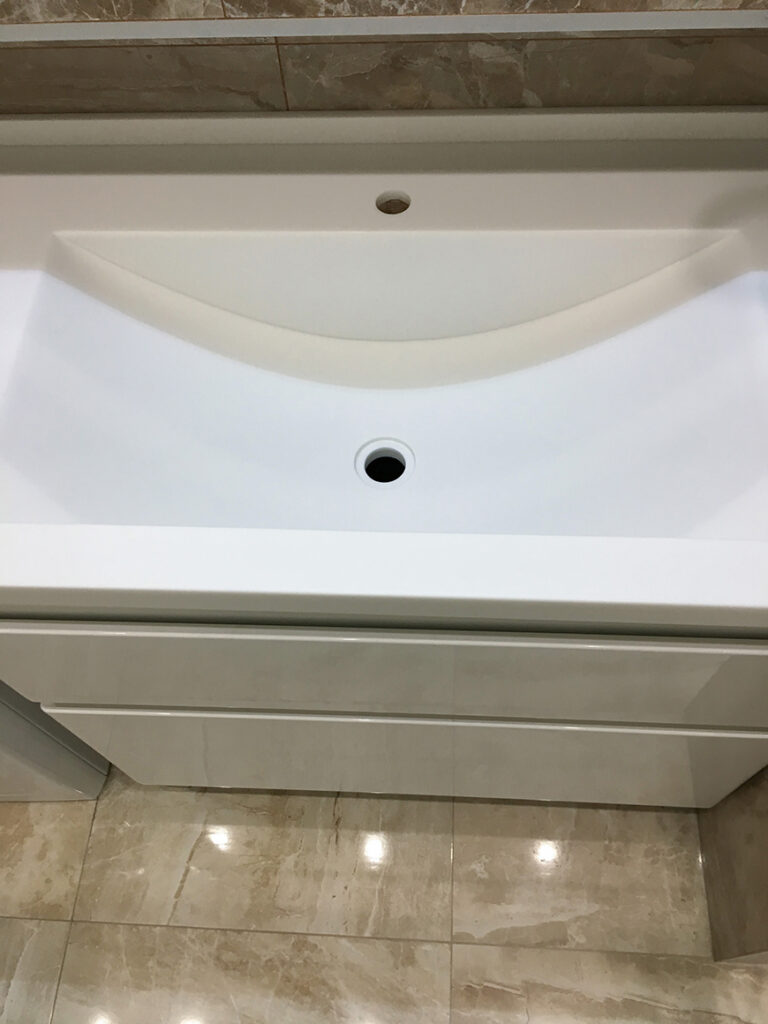 Белая столешница с щелевой мойкой для ванной Staron SI 414 Sanded Icicle – фото 5 – Modern Acrylic Stone