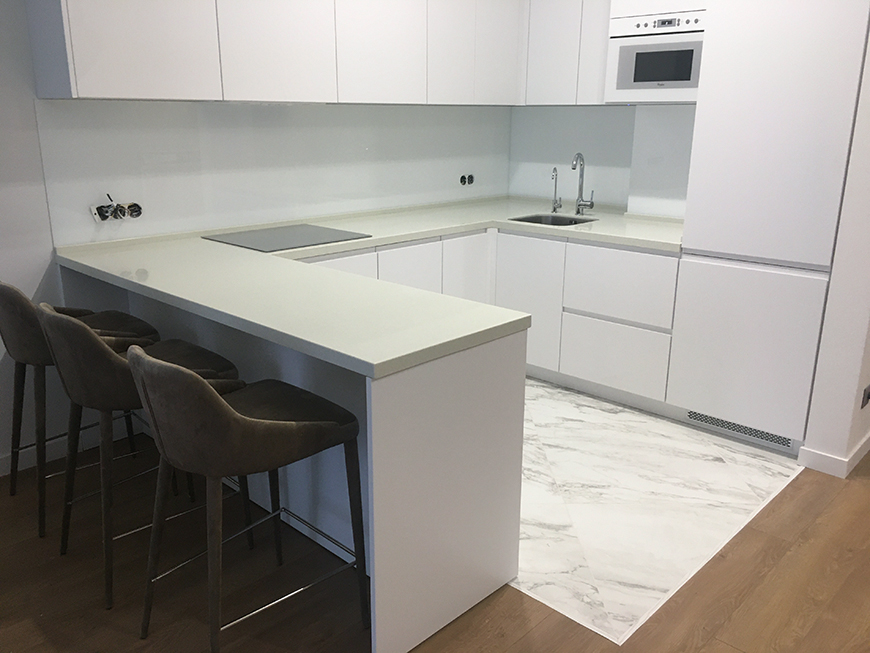 П-образна стільниця зі штучного каменю Staron Aspen AG614 Gold Rush – основне фото – Modern Acrylic Stone