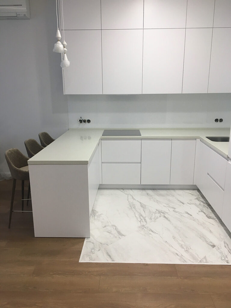 П-образная столешница из искусственного камня Staron Aspen AG614 Gold Rush – фото 3 – Modern Acrylic Stone