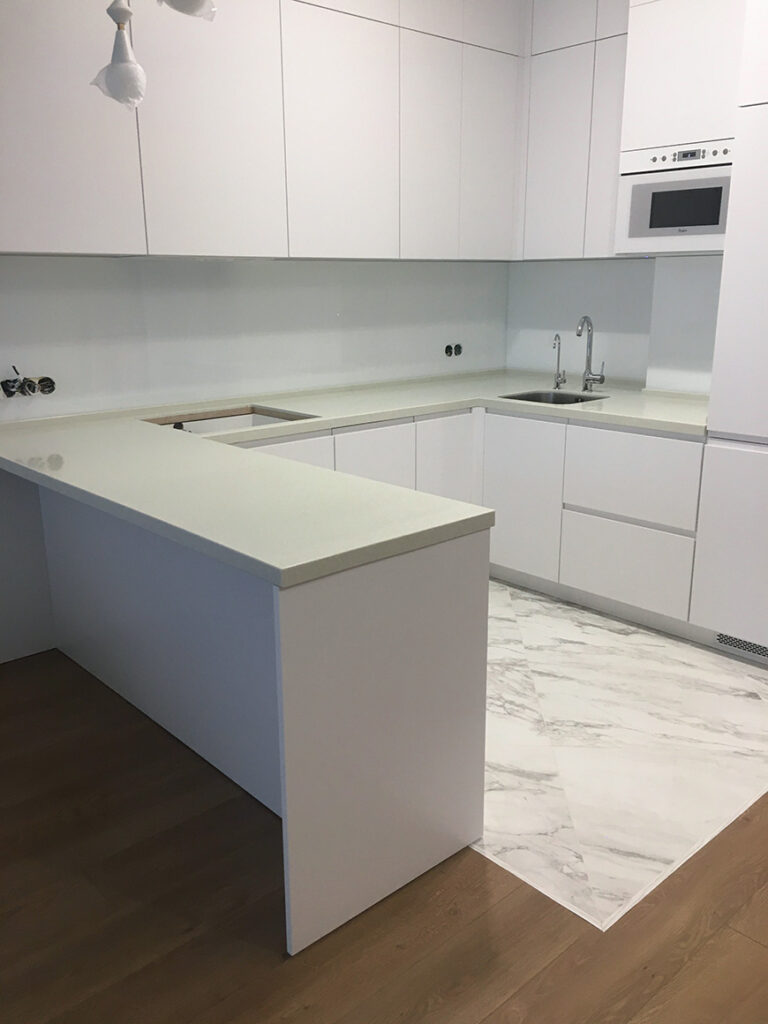 П-образная столешница из искусственного камня Staron Aspen AG614 Gold Rush – фото 5 – Modern Acrylic Stone