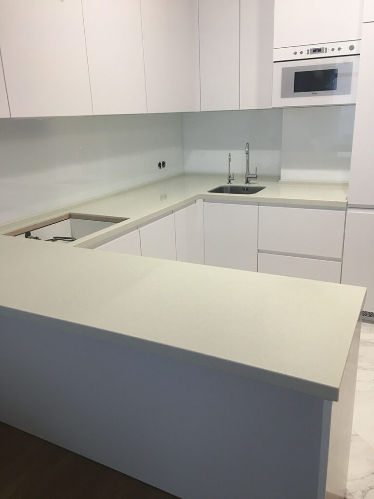 П-образная столешница из искусственного камня Staron Aspen AG614 Gold Rush – фото 6 – Modern Acrylic Stone