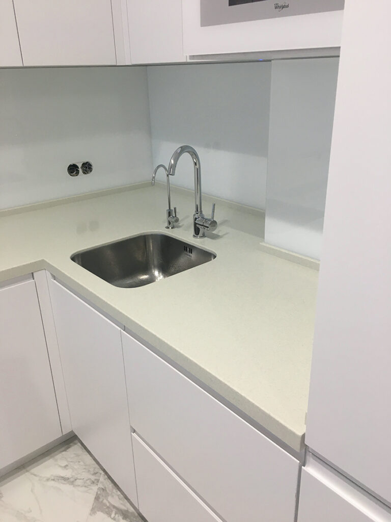 П-образная столешница из искусственного камня Staron Aspen AG614 Gold Rush – фото 7 – Modern Acrylic Stone