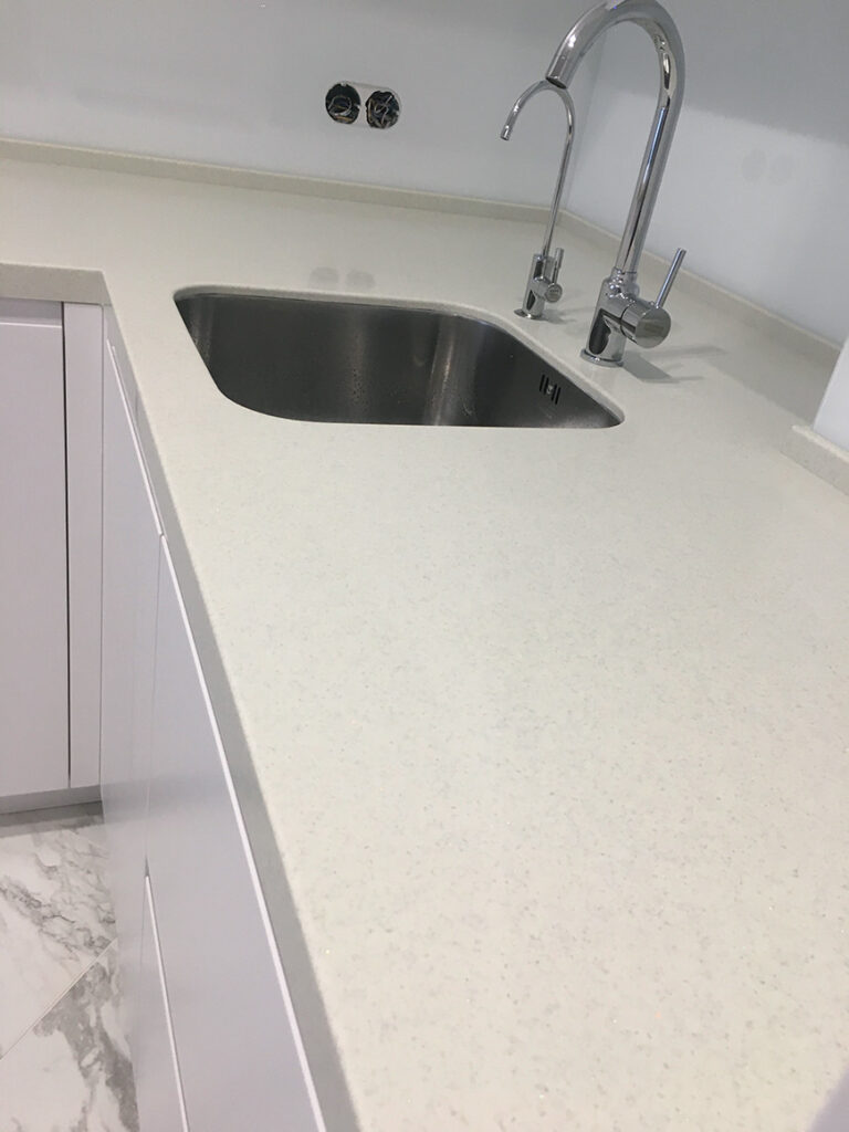 П-образная столешница из искусственного камня Staron Aspen AG614 Gold Rush – фото 9 – Modern Acrylic Stone