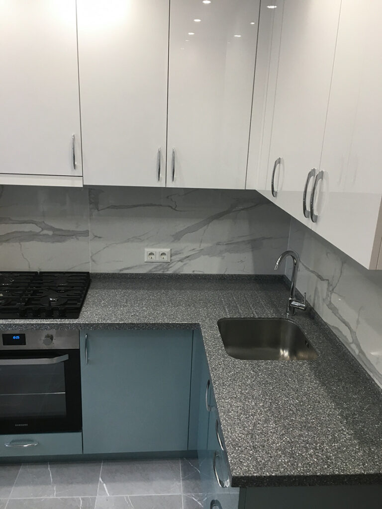 Угловая столешница из искусственного камня Staron Sanded Grey SG420 – фото 3 – Modern Acrylic Stone