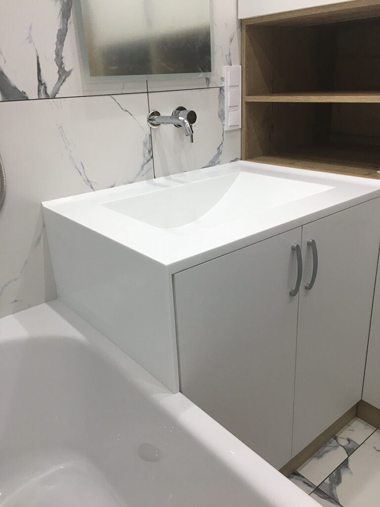 Столешница с боковой панелью из камня Grandex P-104 Pure White – фото 4 – Modern Acrylic Stone