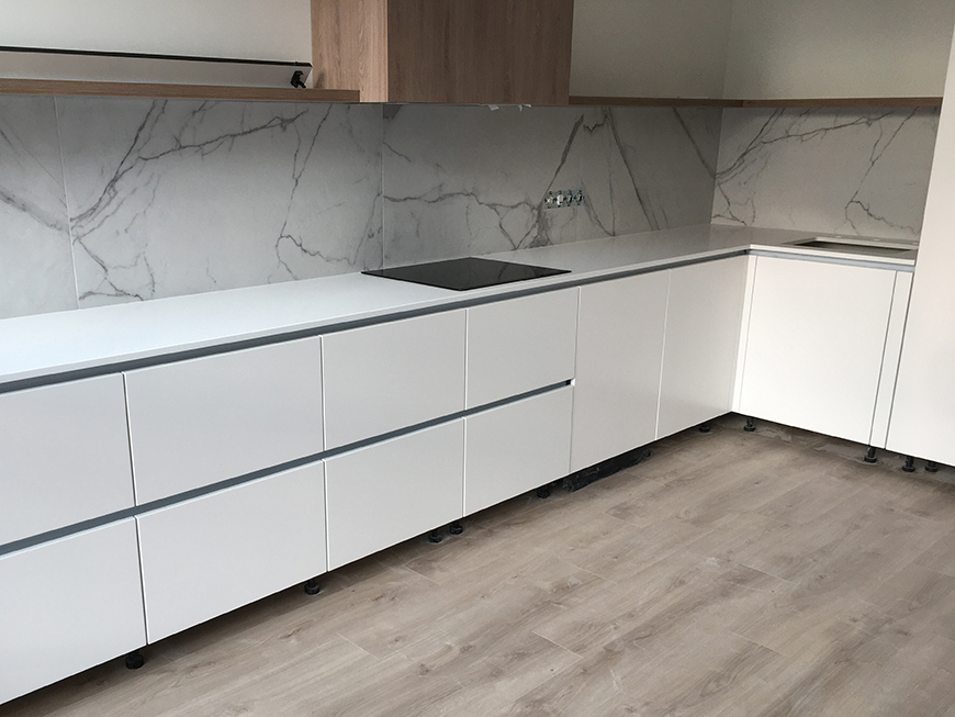 Кутова стільниця з кварцового каменю Caesarstone 1141 Pure White – основне фото – Modern Acrylic Stone