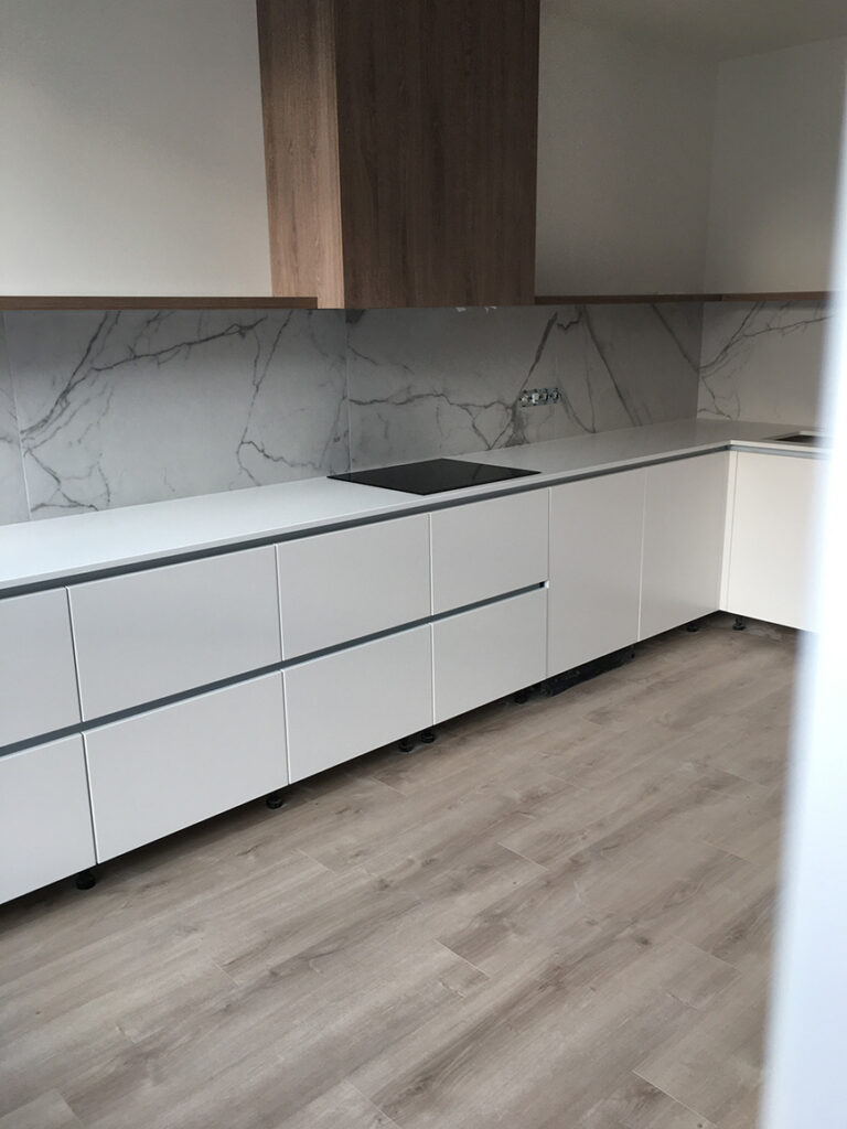 Угловая столешница из кварцевого камня Caesarstone 1141 Pure White – фото 4 – Modern Acrylic Stone