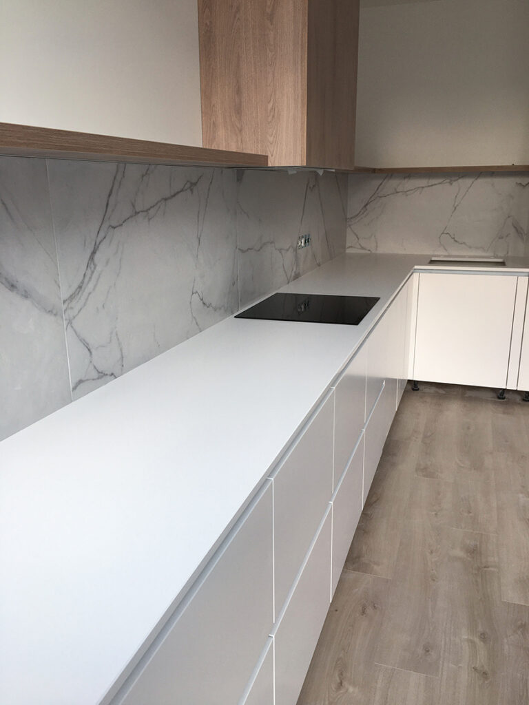 Угловая столешница из кварцевого камня Caesarstone 1141 Pure White – фото 6 – Modern Acrylic Stone