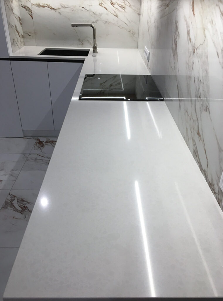 Кварцевая столешница для кухни Radianz SH145 ST. Helens White – фото 6 – Modern Acrylic Stone