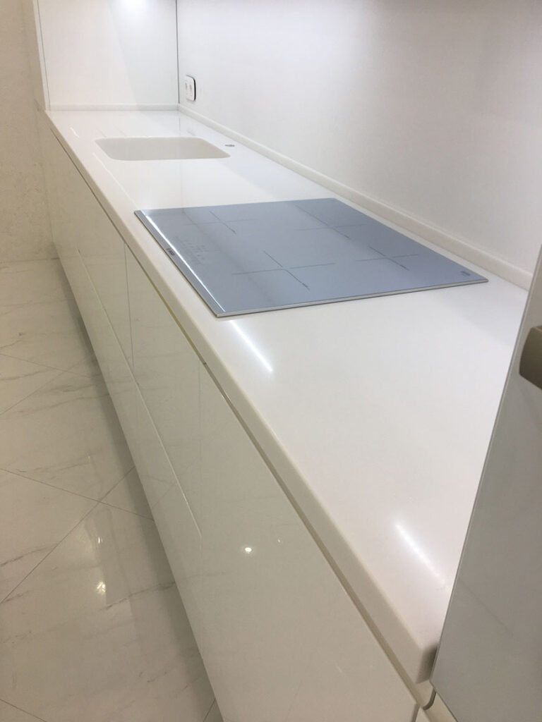 Белая столешница и остров из камня Grandex S-203 Sparkling Sand – фото 5 – Modern Acrylic Stone