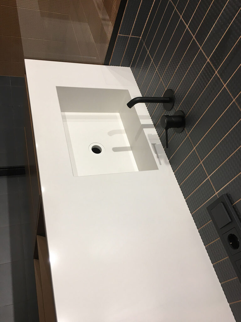 Столешница с мойкой из кварца Caesarstone 1141 Pure White – фото 3 – Modern Acrylic Stone