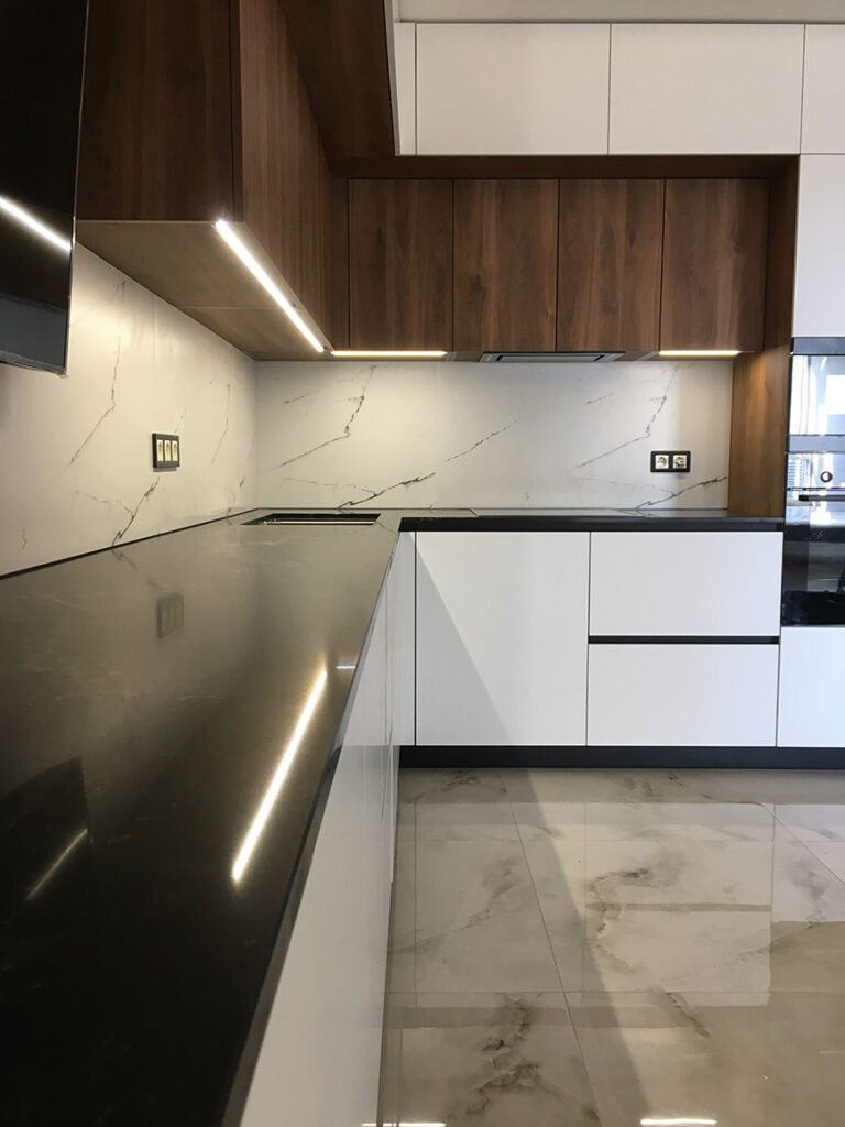 Г-образная кварцевая столешница Avant Quartz 9014 Савойя – фото 1 – Modern Acrylic Stone
