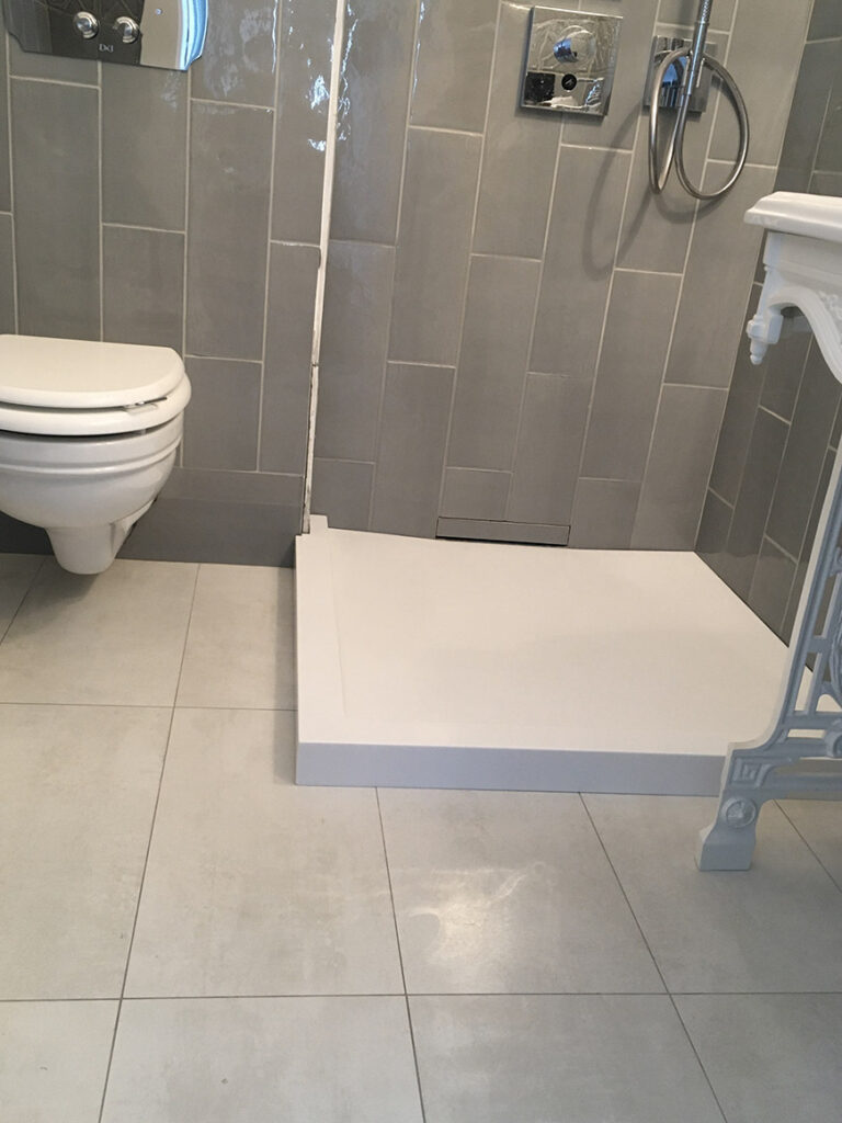 Душевой поддон с наклонами из камня Grandex P-104 Pure White – фото 2 – Modern Acrylic Stone