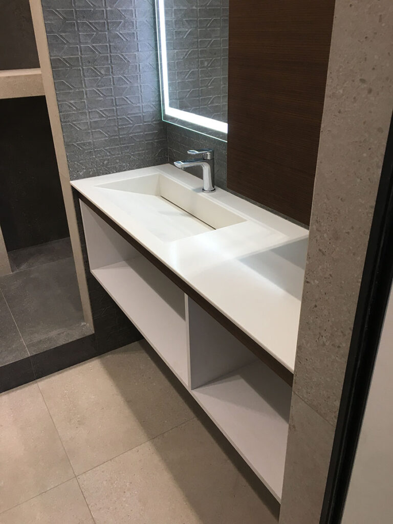 Столешница с щелевой мойкой из камня Corian Glacier Ice – фото 2 – Modern Acrylic Stone