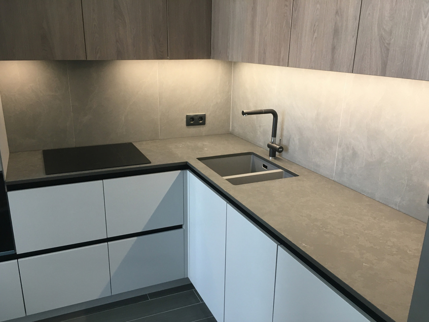 Кутова стільниця із кварцового агломерату Vicostone BQ8863 Tartufo – основне фото – Modern Acrylic Stone