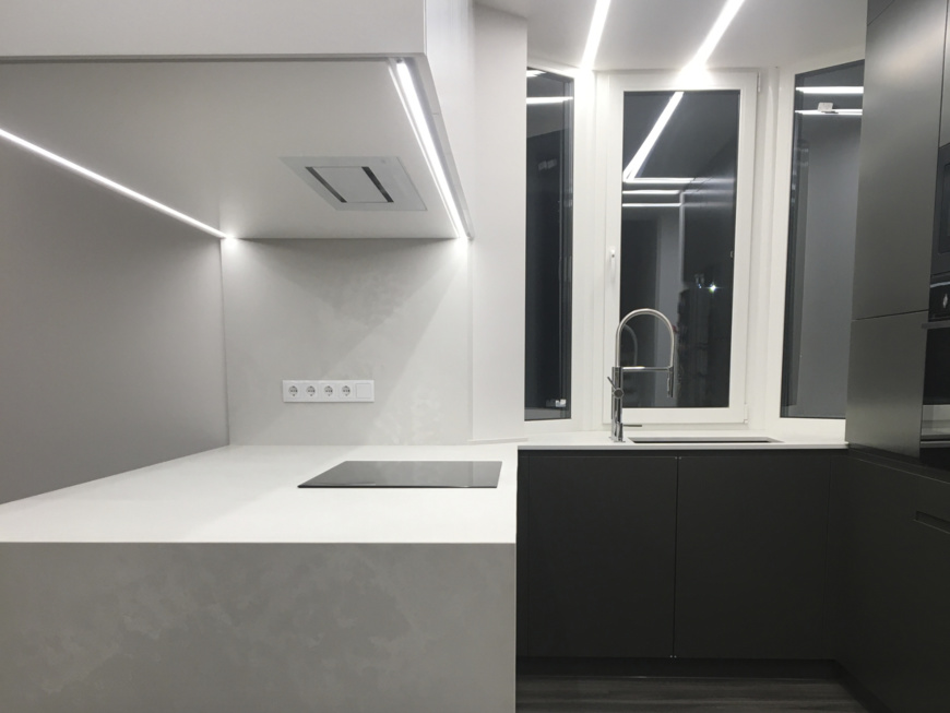 Острів, стінова панель та стільниця з переходом у підвіконня Caesarstone 4011 Cloudburst Concrete – основне фото – Modern Acrylic Stone