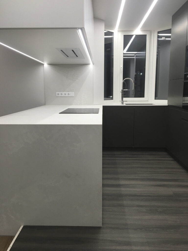 Остров, стеновая панель и столешница с переходом в подоконник Caesarstone 4011 Cloudburst Concrete – фото 1 – Modern Acrylic Stone