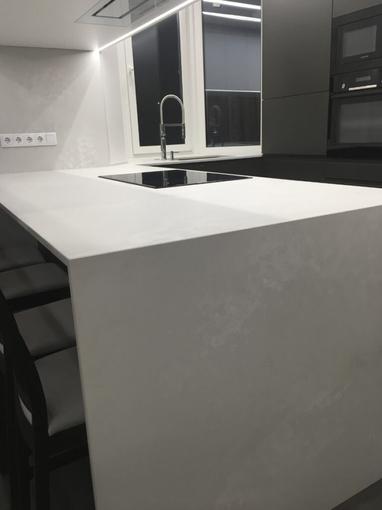 Остров, стеновая панель и столешница с переходом в подоконник Caesarstone 4011 Cloudburst Concrete – фото 2 – Modern Acrylic Stone