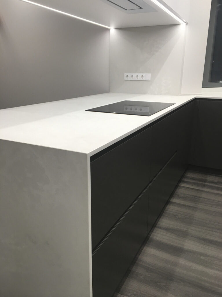 Остров, стеновая панель и столешница с переходом в подоконник Caesarstone 4011 Cloudburst Concrete – фото 3 – Modern Acrylic Stone
