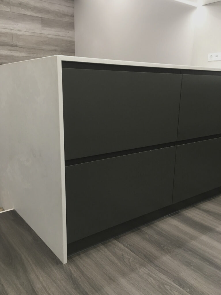 Остров, стеновая панель и столешница с переходом в подоконник Caesarstone 4011 Cloudburst Concrete – фото 4 – Modern Acrylic Stone
