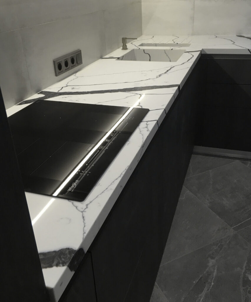 Столешница с двумя мойками из кварцевого камня Avant Quartz 7300 Калакатта Аяччо – фото 1 – Modern Acrylic Stone