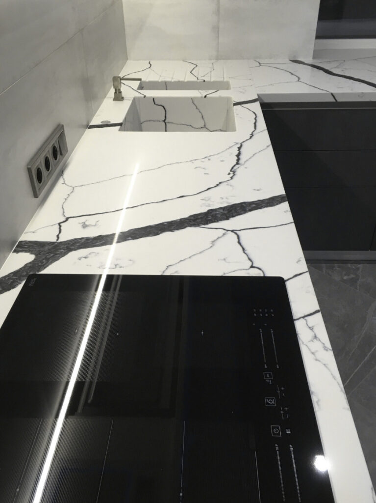 Столешница с двумя мойками из кварцевого камня Avant Quartz 7300 Калакатта Аяччо – фото 2 – Modern Acrylic Stone