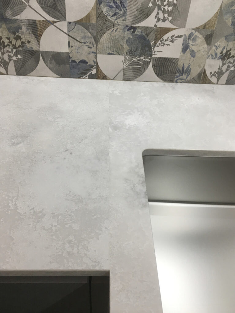 Кварцевая столешница Caesarstone 4011 Cloudburst Concrete – фото 2 – Modern Acrylic Stone