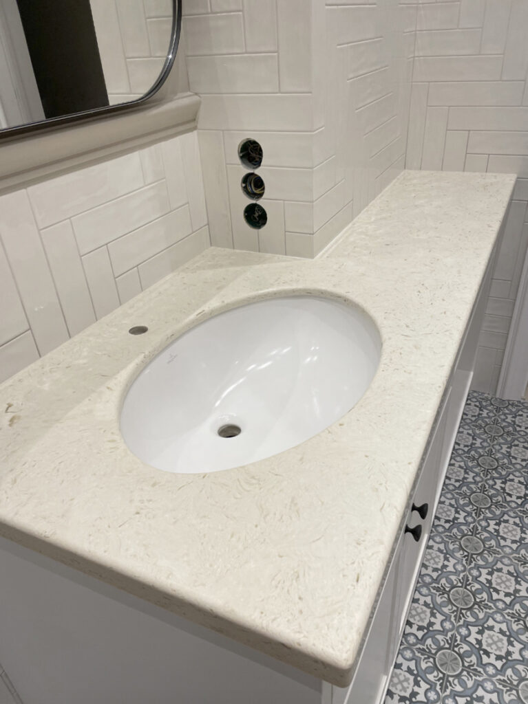 Столешница из кварцевого агломерата Vicostone BQ8583 Akoya – фото 3 – Modern Acrylic Stone