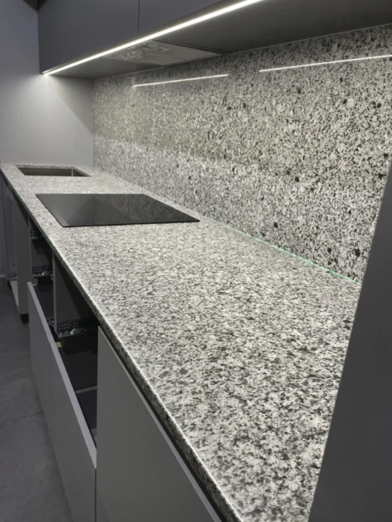Кварцевая столешница и стеновая панель Atem Terra Black 005 — фото 1 — MAS — Modern Acrylic Stone